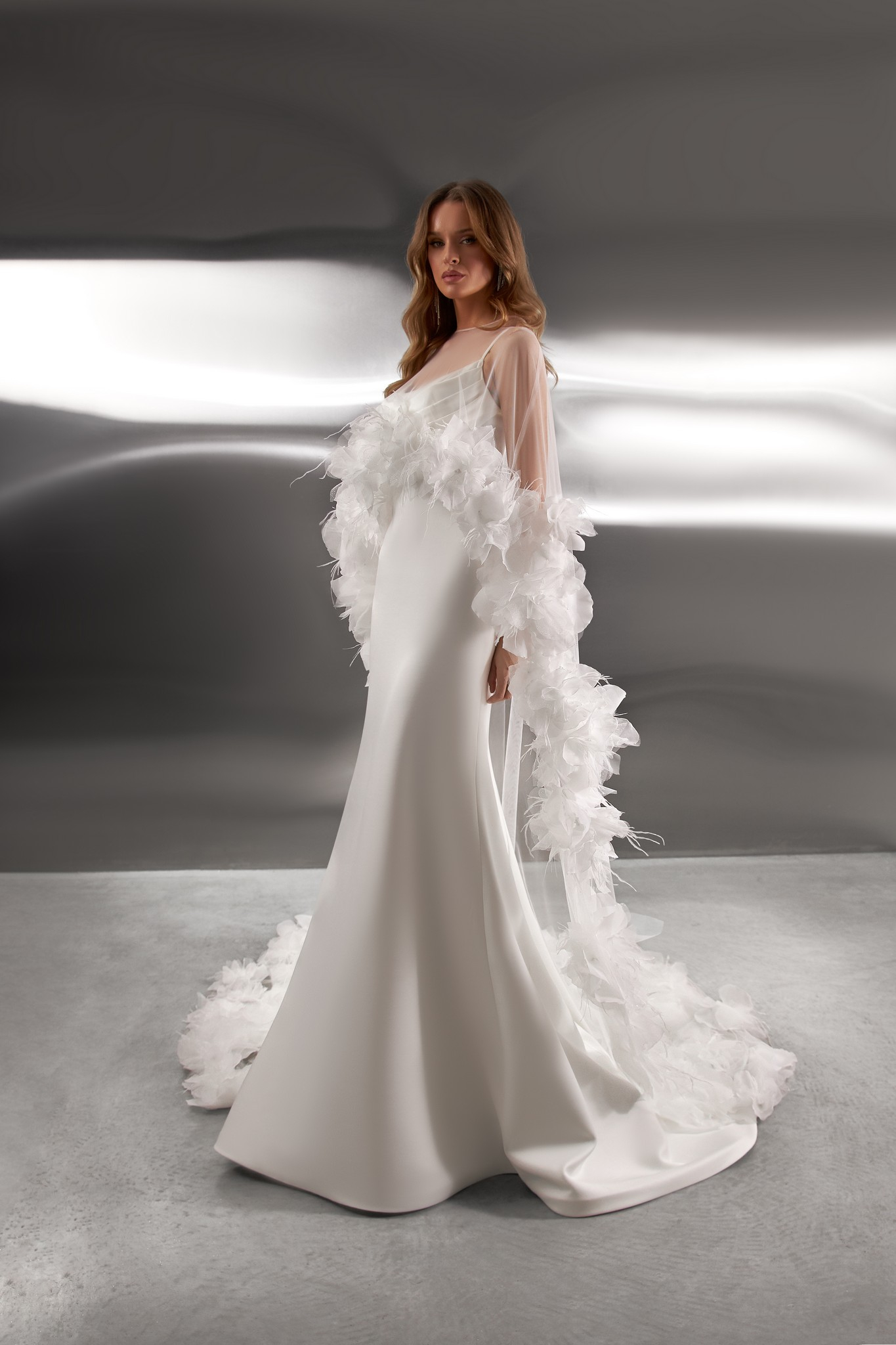 Brautkleid figurbetont, Stretch-Satin, Cape