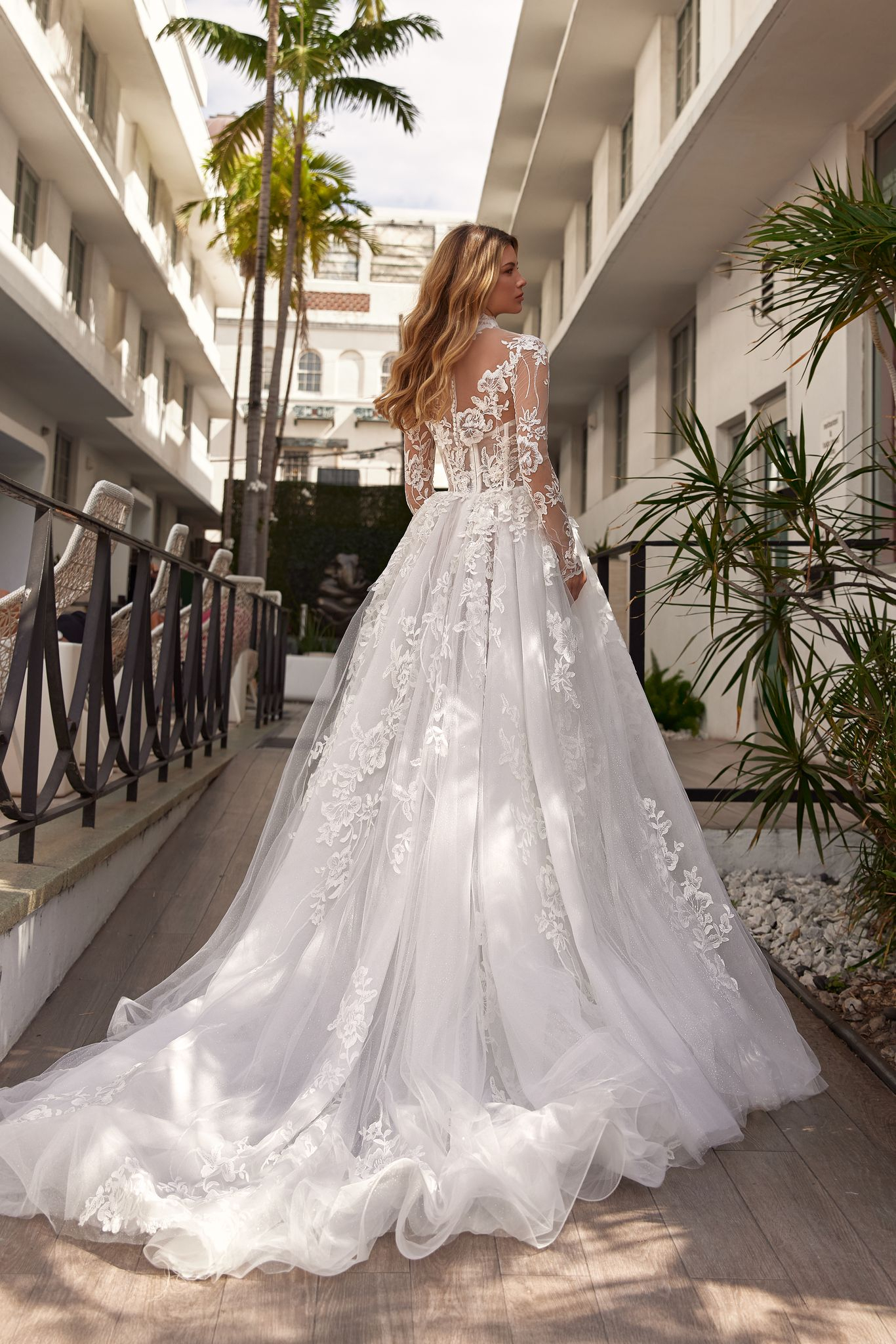wedding dress Amaris with cape by OKSANA MUKHA Amaris Kleid aus transparenten Stoffen mit Perlen und verlängerter Schleppe.