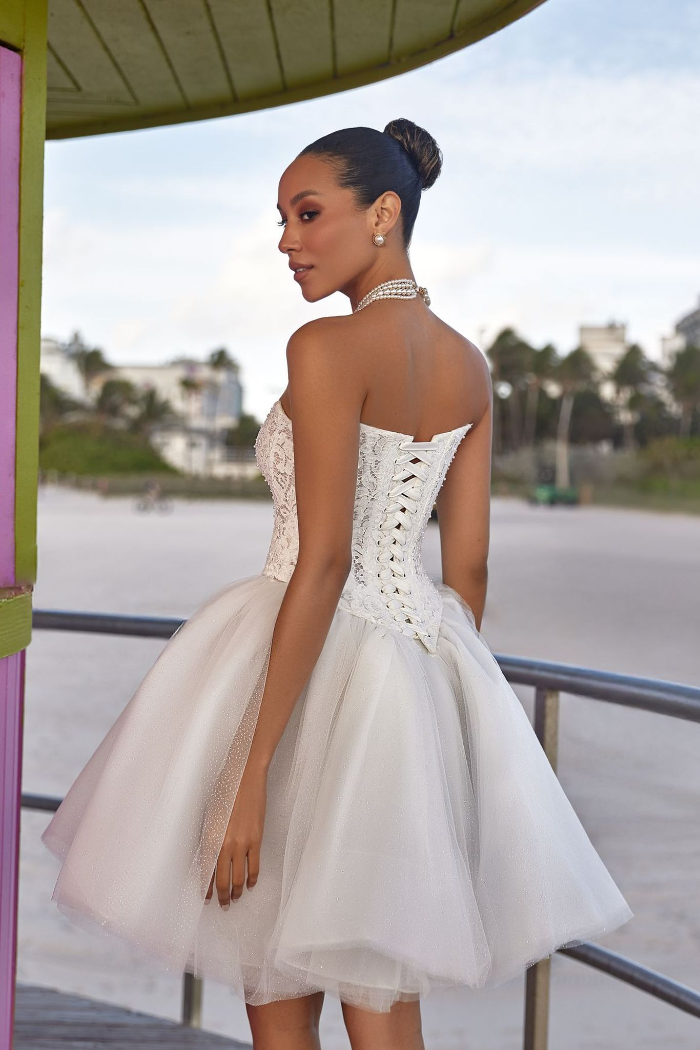 wedding dress Ava by OKSANA MUKHA Ava Kleid in figurbetonter Silhouette mit leichtem Rock und minimalistischer Konstruktion.