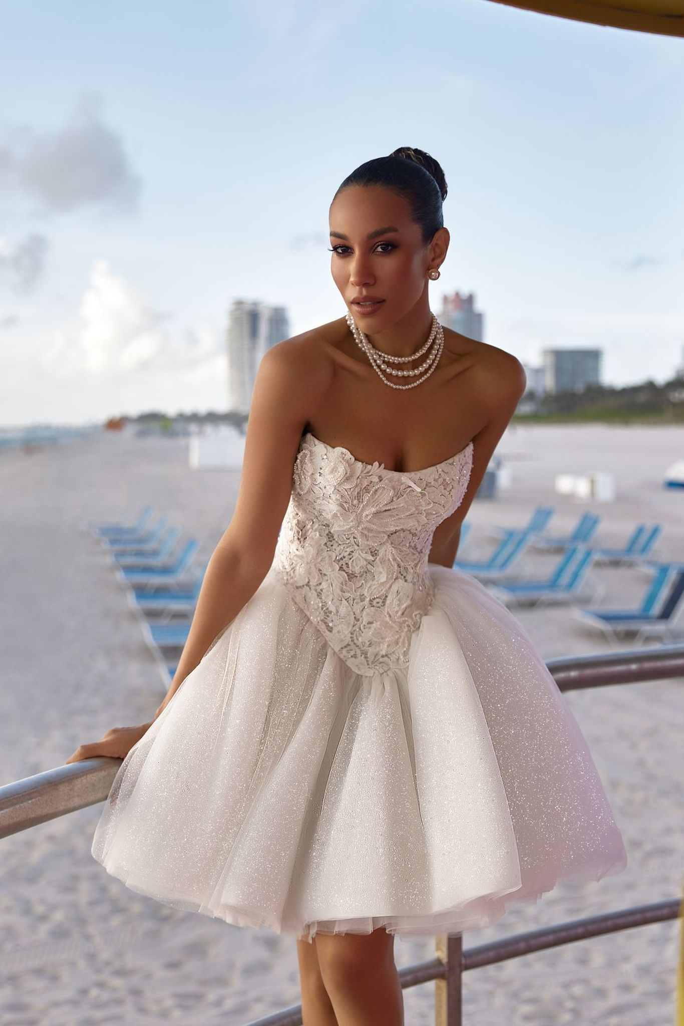 wedding dress Ava by OKSANA MUKHA Brautkleid Ava mit Schnürung, schimmerndem Stoff und mehrlagigem Rock.