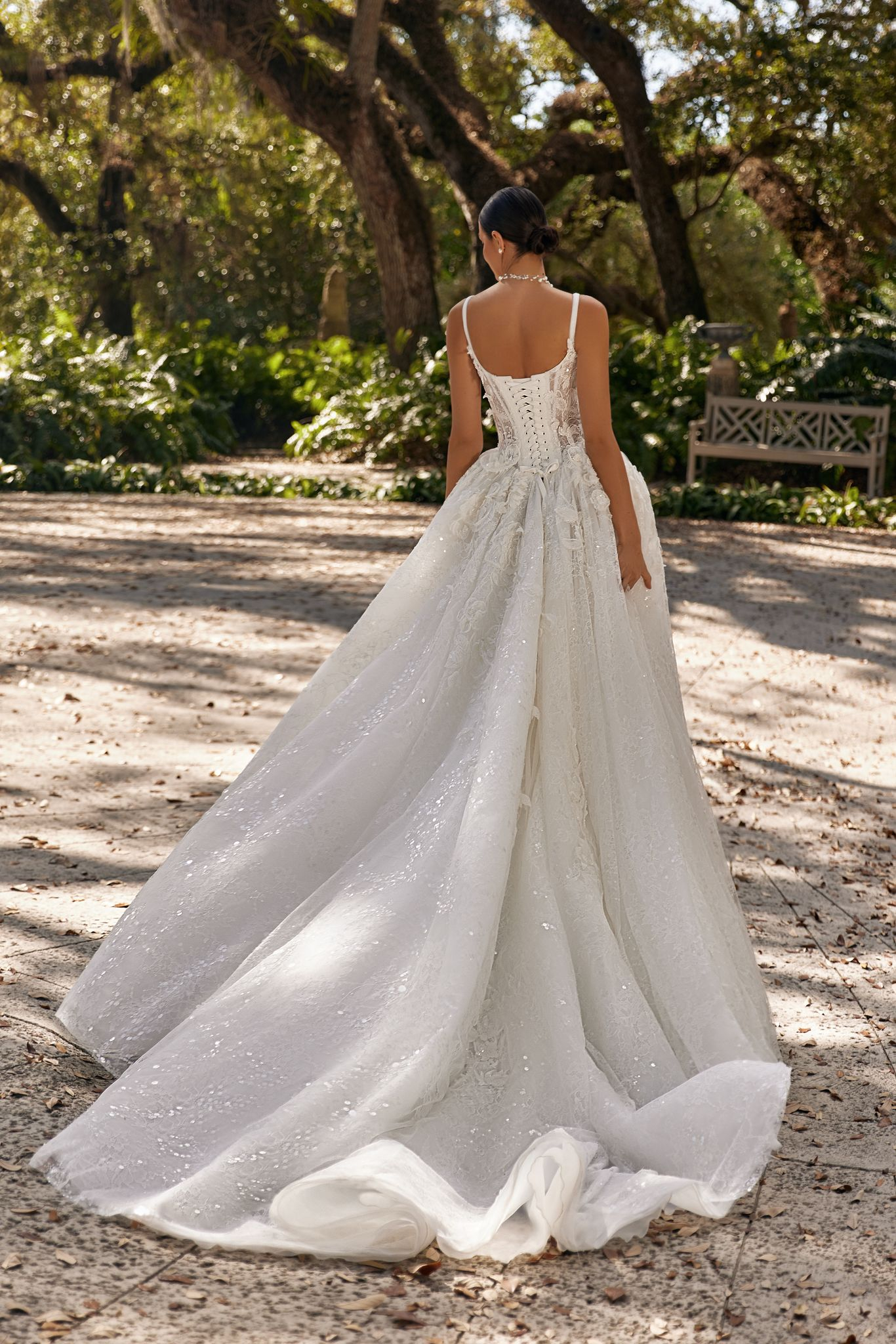 Brautkleid Elif mit 3D-Blumenapplikationen, Perlen und Perlenstickerei.