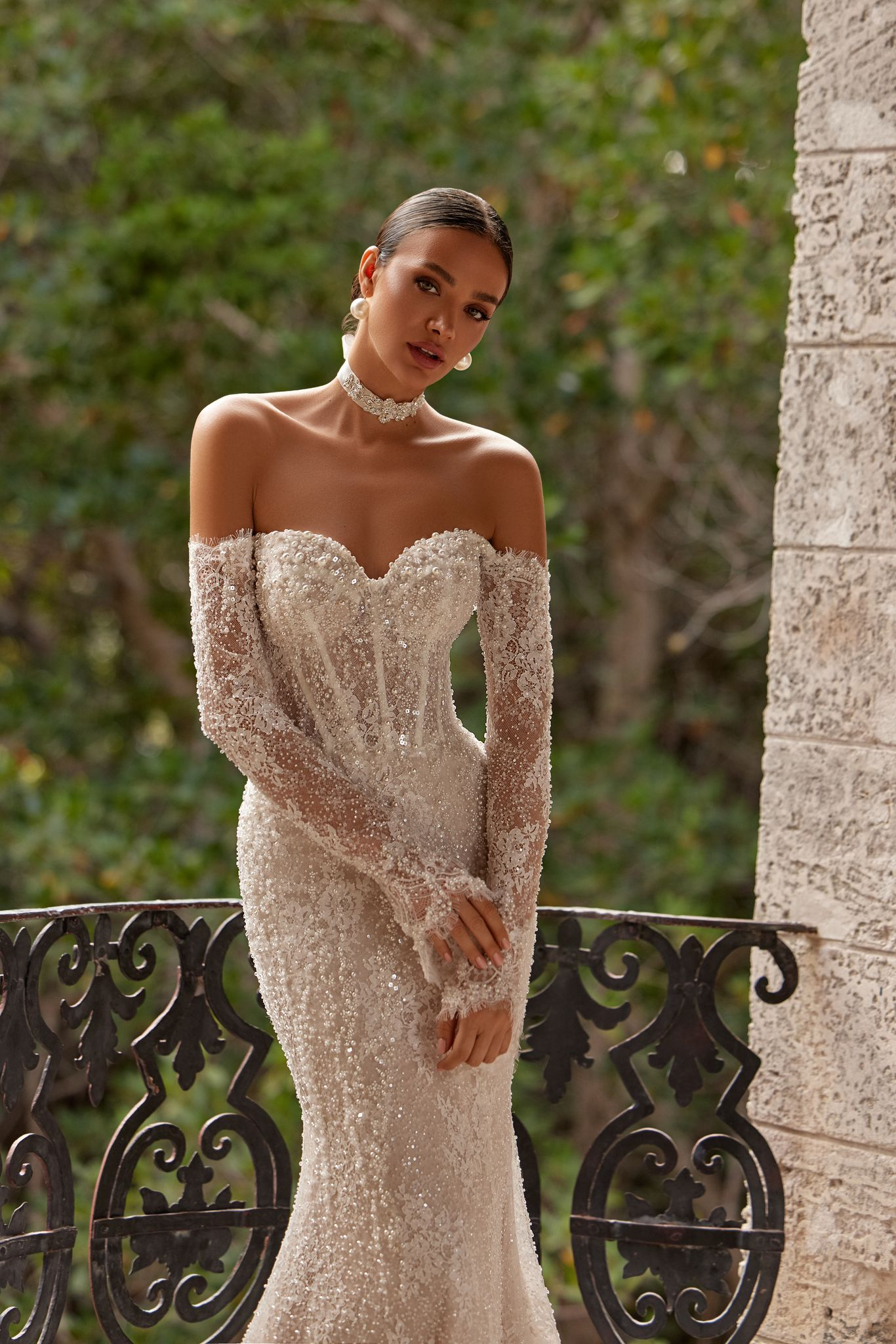 Elegant dress Elowen: open back, delicate lace, and shimmering details for romantic bride