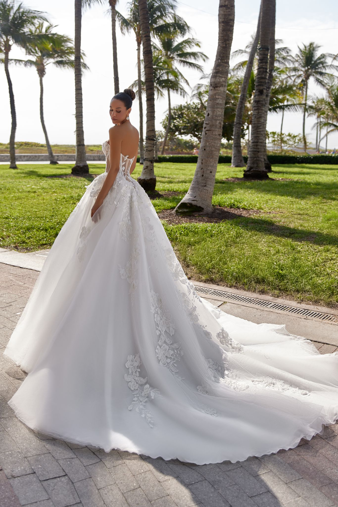 wedding dress Esma by OKSANA MUKHA Свадебное платье: сияющая вышивка и цветочные аппликации.