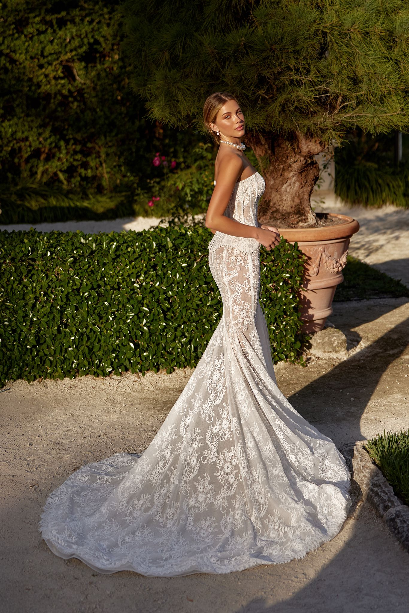 Felicia gown: stylish corset, airy skirt, and understated luxurious details