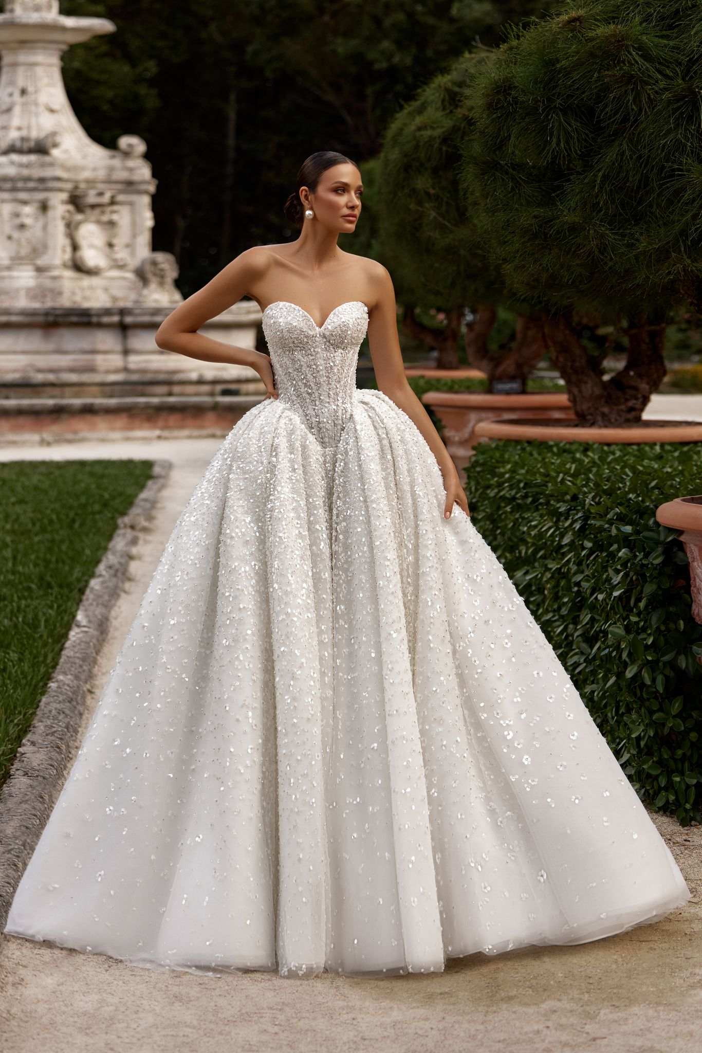 Ingrid gown: voluminous skirt, open back, and sparkling lace with hand-embroidered beads