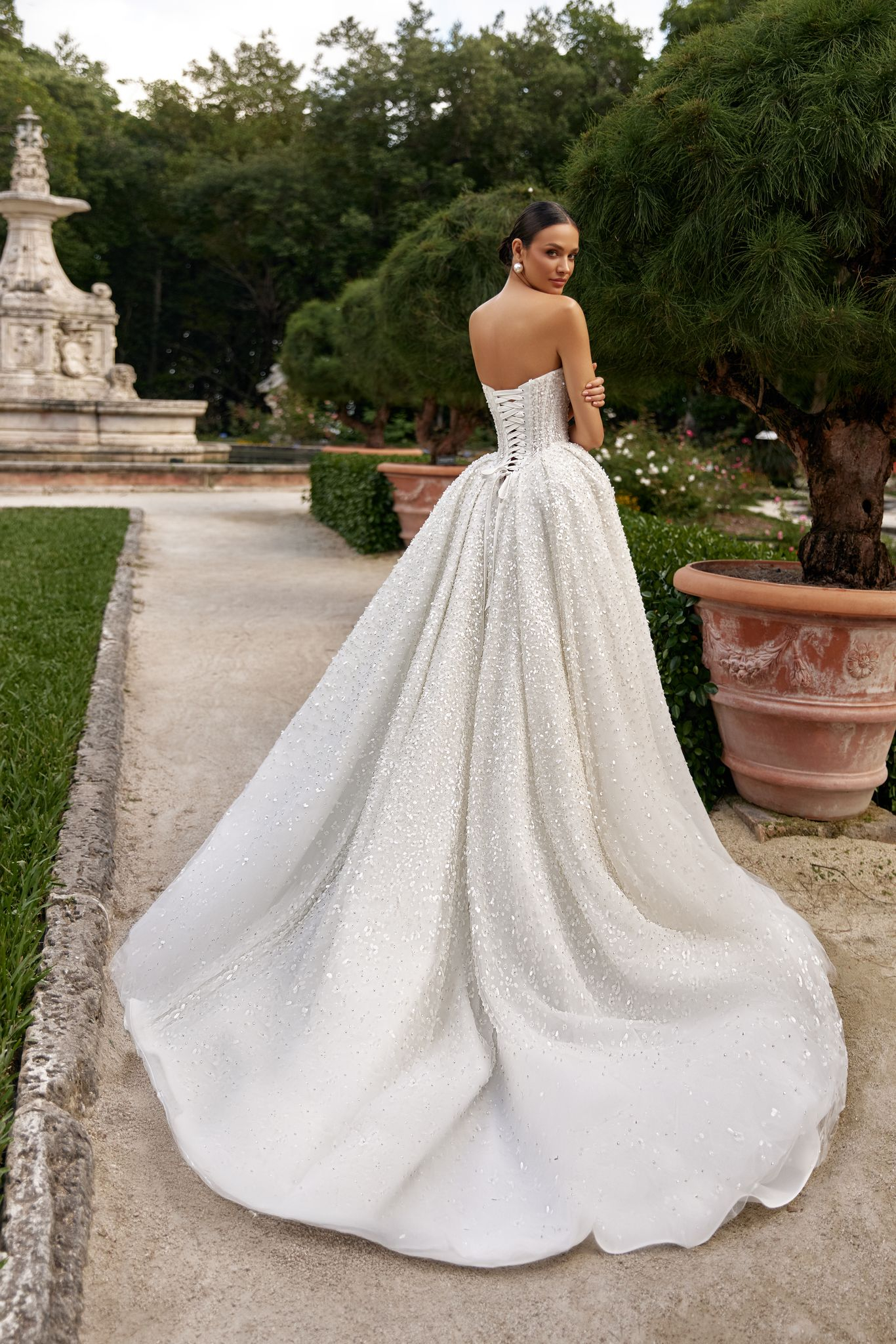 Bridal Ingrid: flowing silhouette with sparkling lace and subtle corset allure