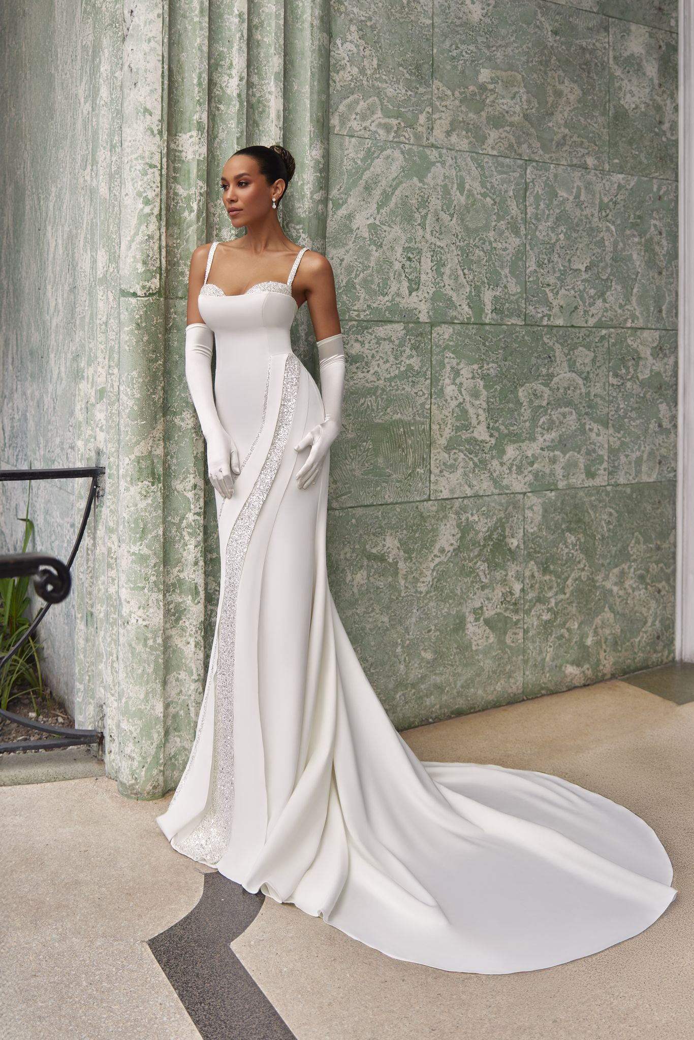 wedding dress Kaia by OKSANA MUKHA Suknia Kaia o dopasowanej sylwetce z konstrukcją gorsetową i minimalistycznym designem.