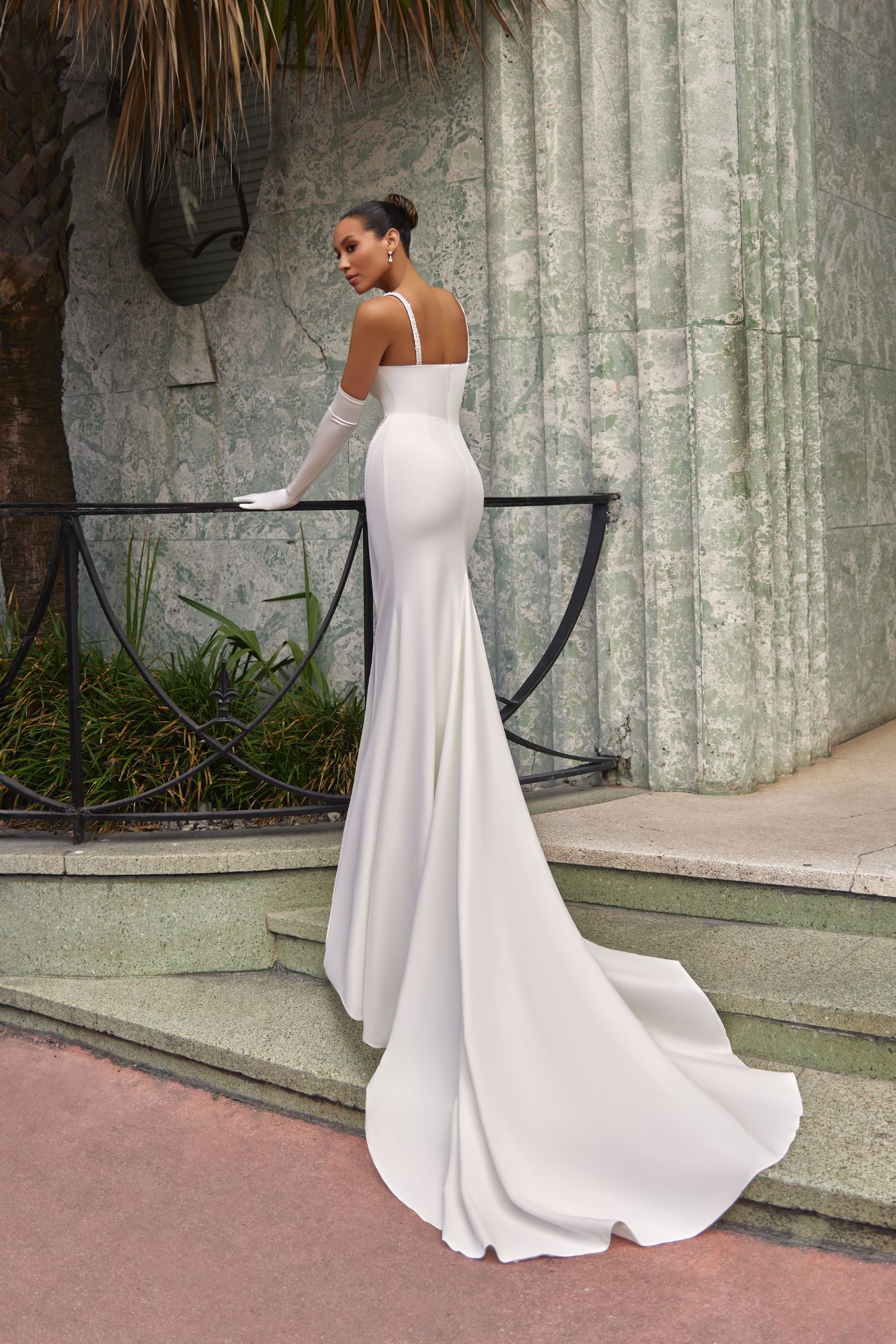 wedding dress Kaia by OKSANA MUKHA Suknia ślubna Kaia z elastycznej satyny z cekinami i dopasowaną sylwetką.