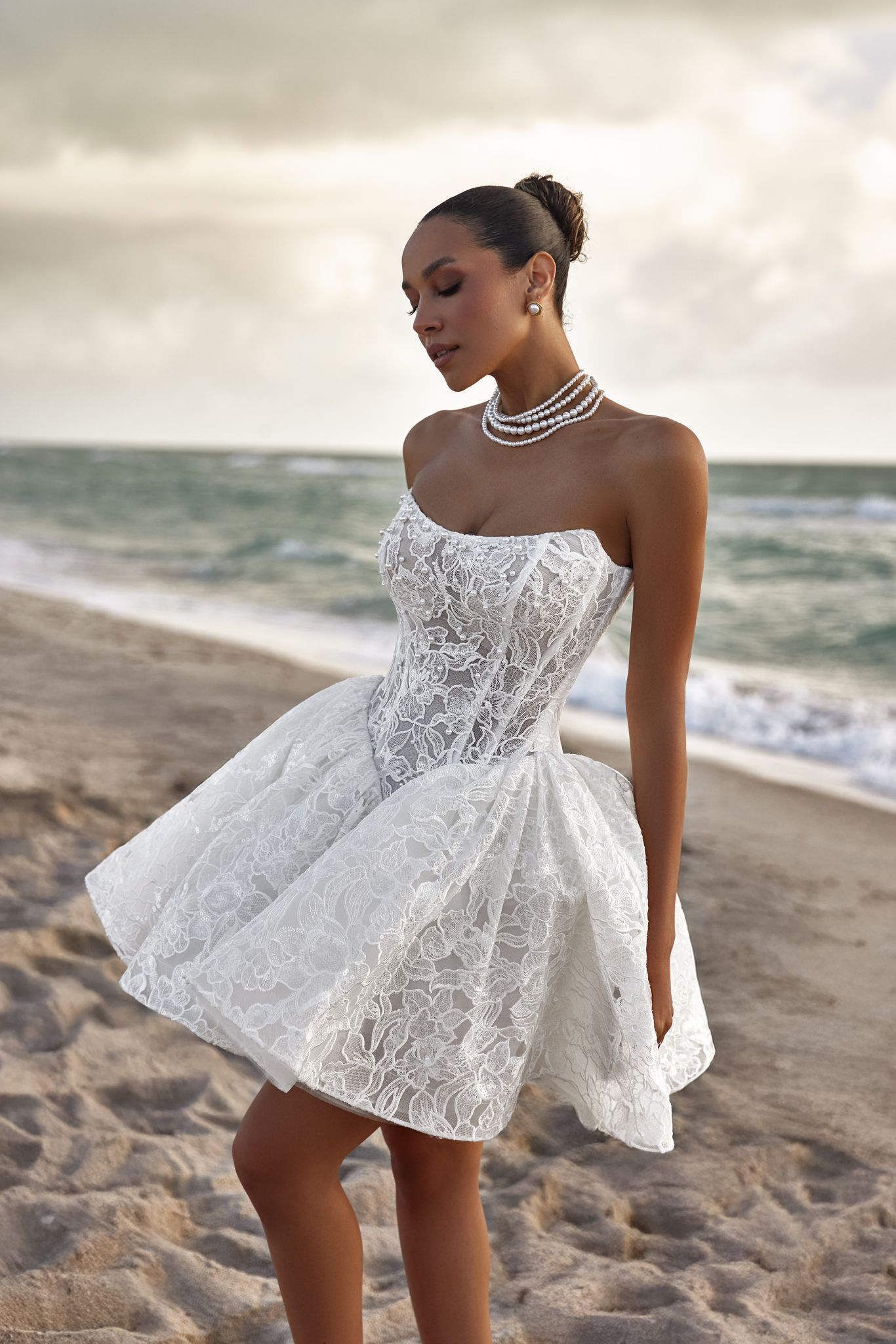 wedding dress Kylie by OKSANA MUKHA Kurzes Brautkleid Kylie mit Korsagenoberteil, ausgestelltem Rock und Perlenstickerei.