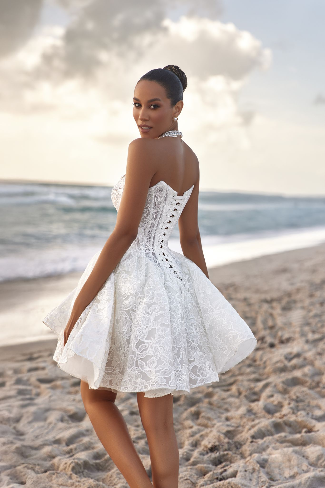 wedding dress Kylie by OKSANA MUKHA Brautkleid Kylie mit geschnürtem Korsett und Paillettenverzierung.