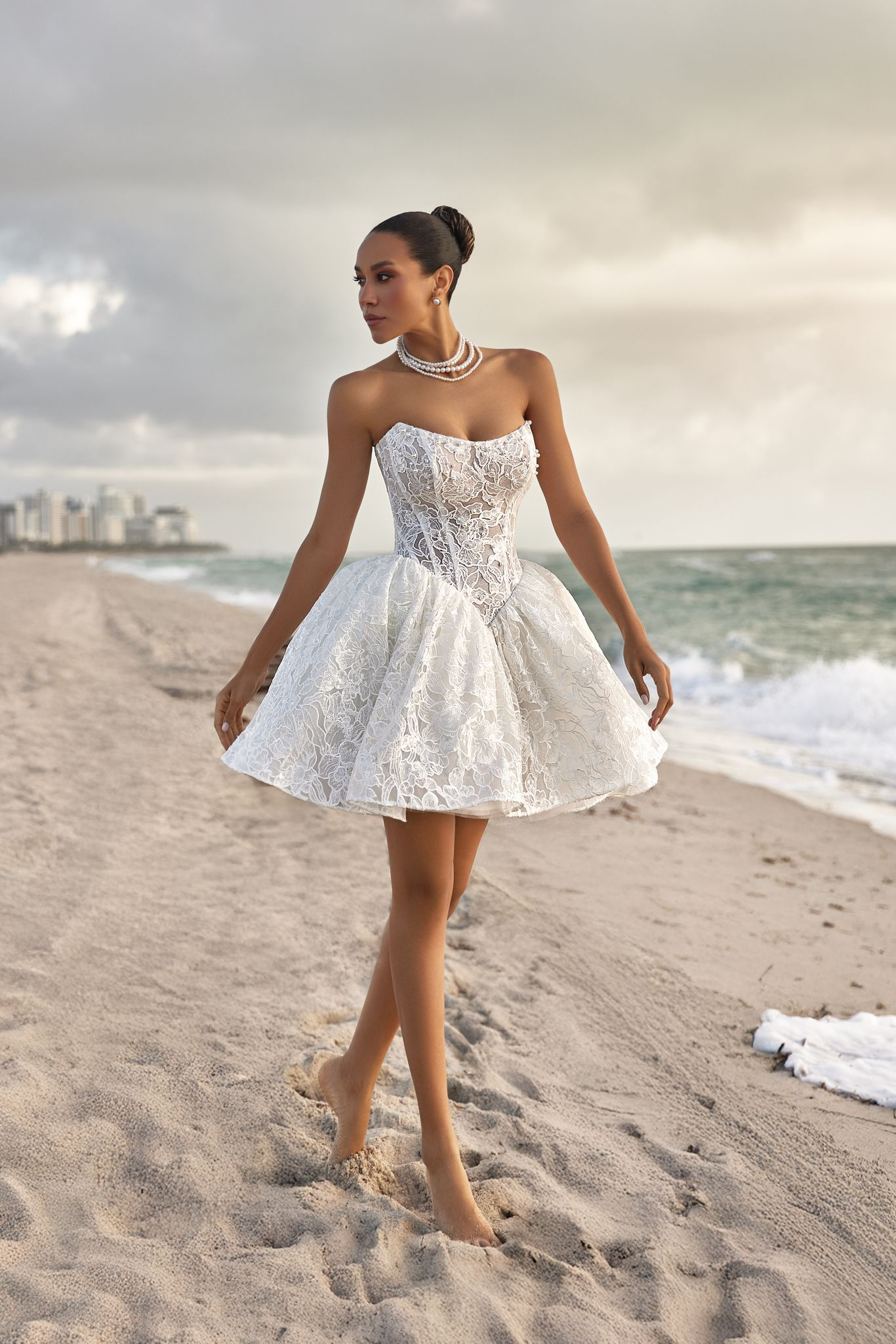 wedding dress Kylie by OKSANA MUKHA Kylie Kleid mit ausgestelltem Rock, Perlendetails und strukturierter Konstruktion.