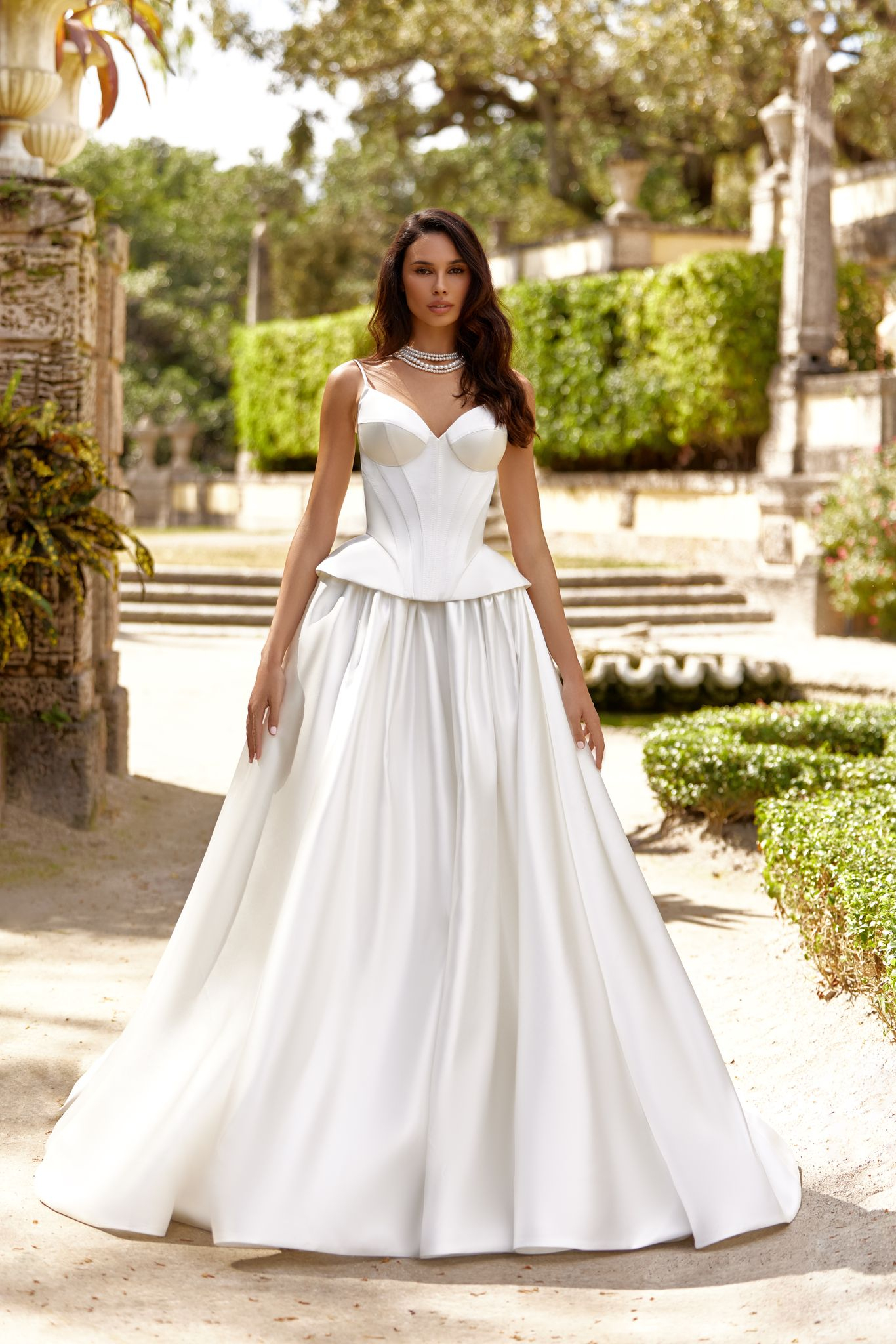 wedding dress Leony by OKSANA MUKHA Leony Kleid mit Korsagenoberteil, taillierter Silhouette und moderner Konstruktion.