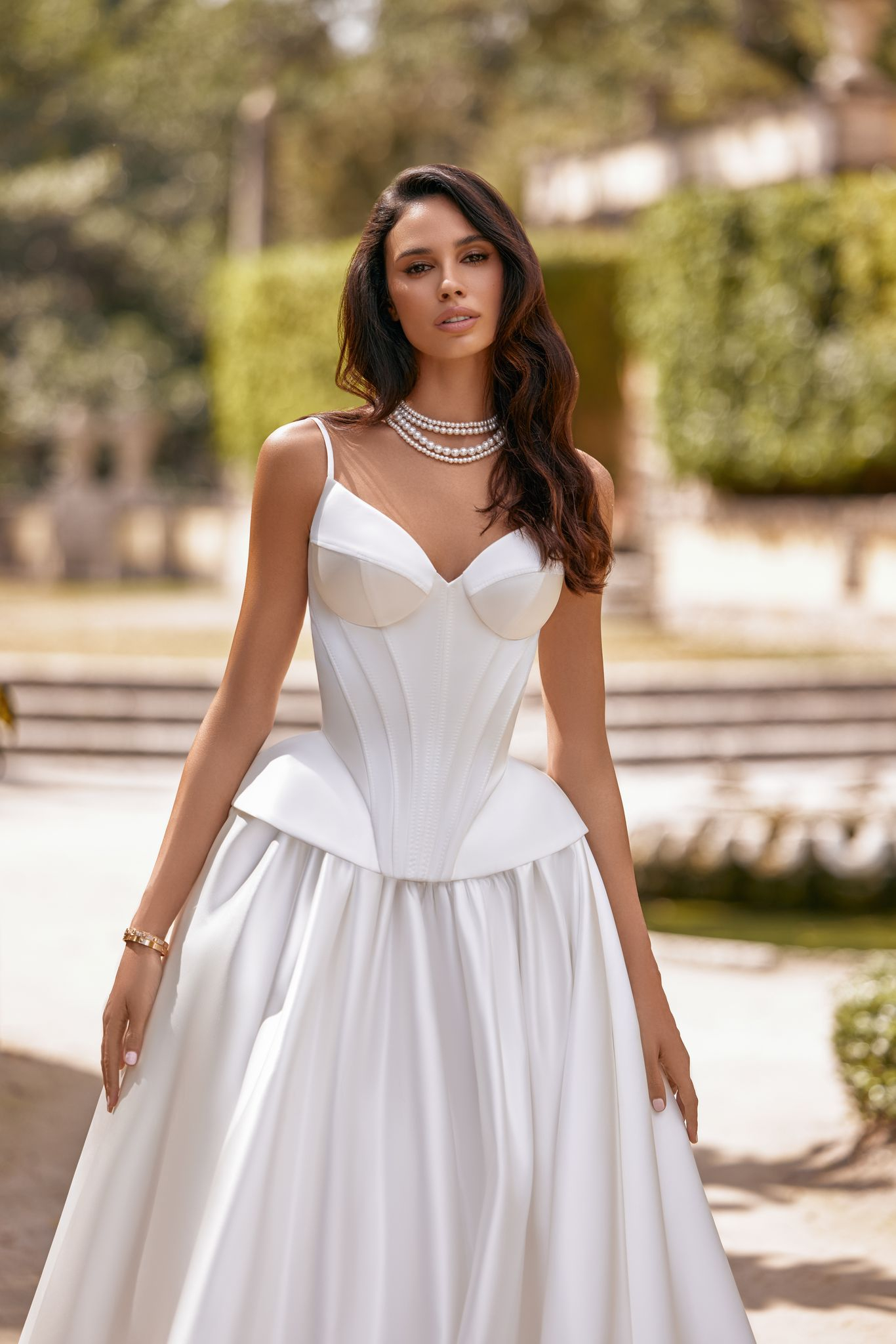 wedding dress Leony by OKSANA MUKHA Brautkleid Leony aus mattem Satin mit Korsettschnürung und minimalistischen Details.