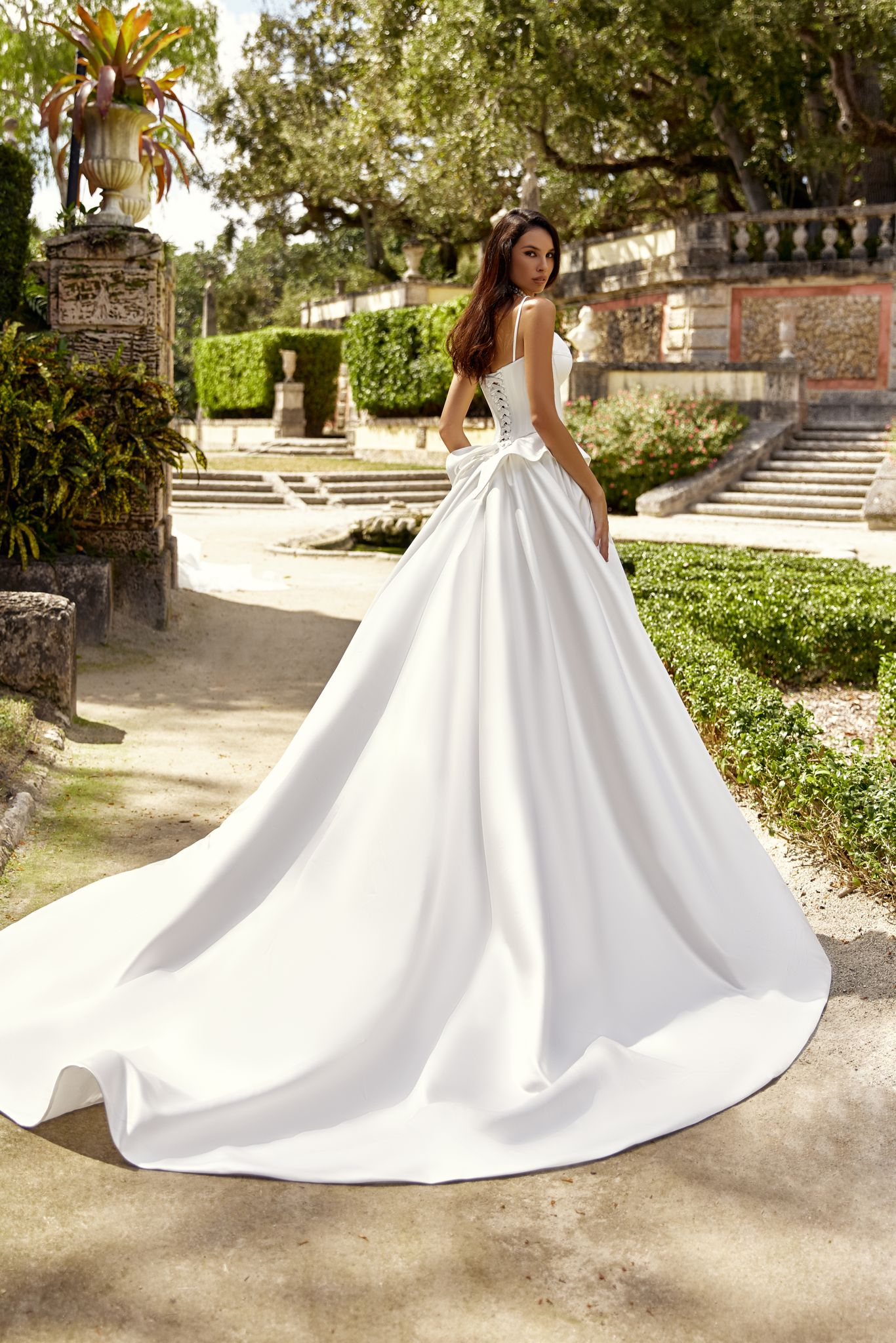 wedding dress Leony by OKSANA MUKHA Brautkleid Leony mit Schößchen, voluminösem Rock und versteckten Taschen.