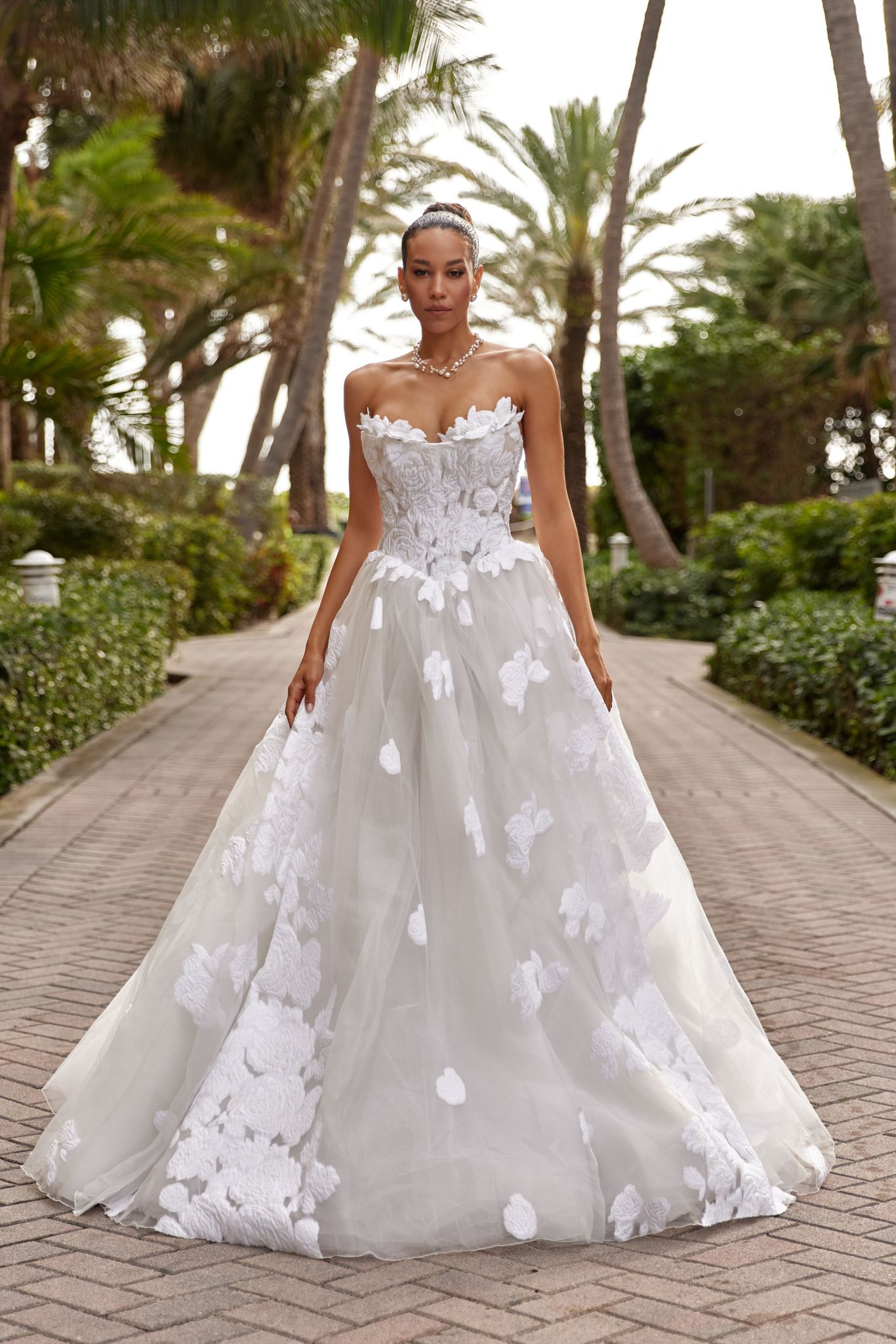 wedding dress Odetta by OKSANA MUKHA Odetta Kleid in A-Linie mit mehrlagiger Konstruktion und Korsagenoberteil.