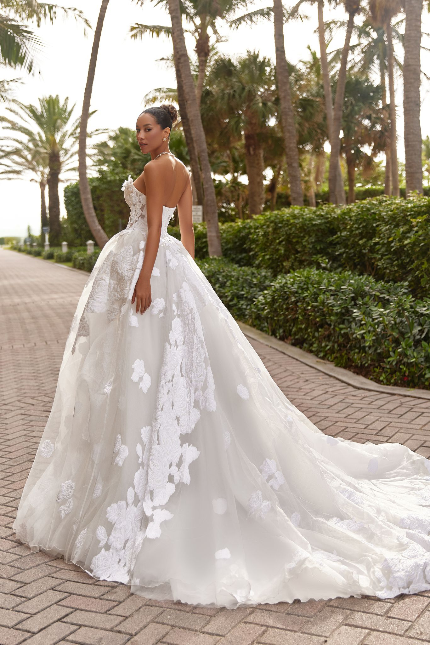 wedding dress Odetta by OKSANA MUKHA Brautkleid Odetta in A-Linie aus Jacquard-Organza mit offenem Rücken und schimmernder Stickerei.