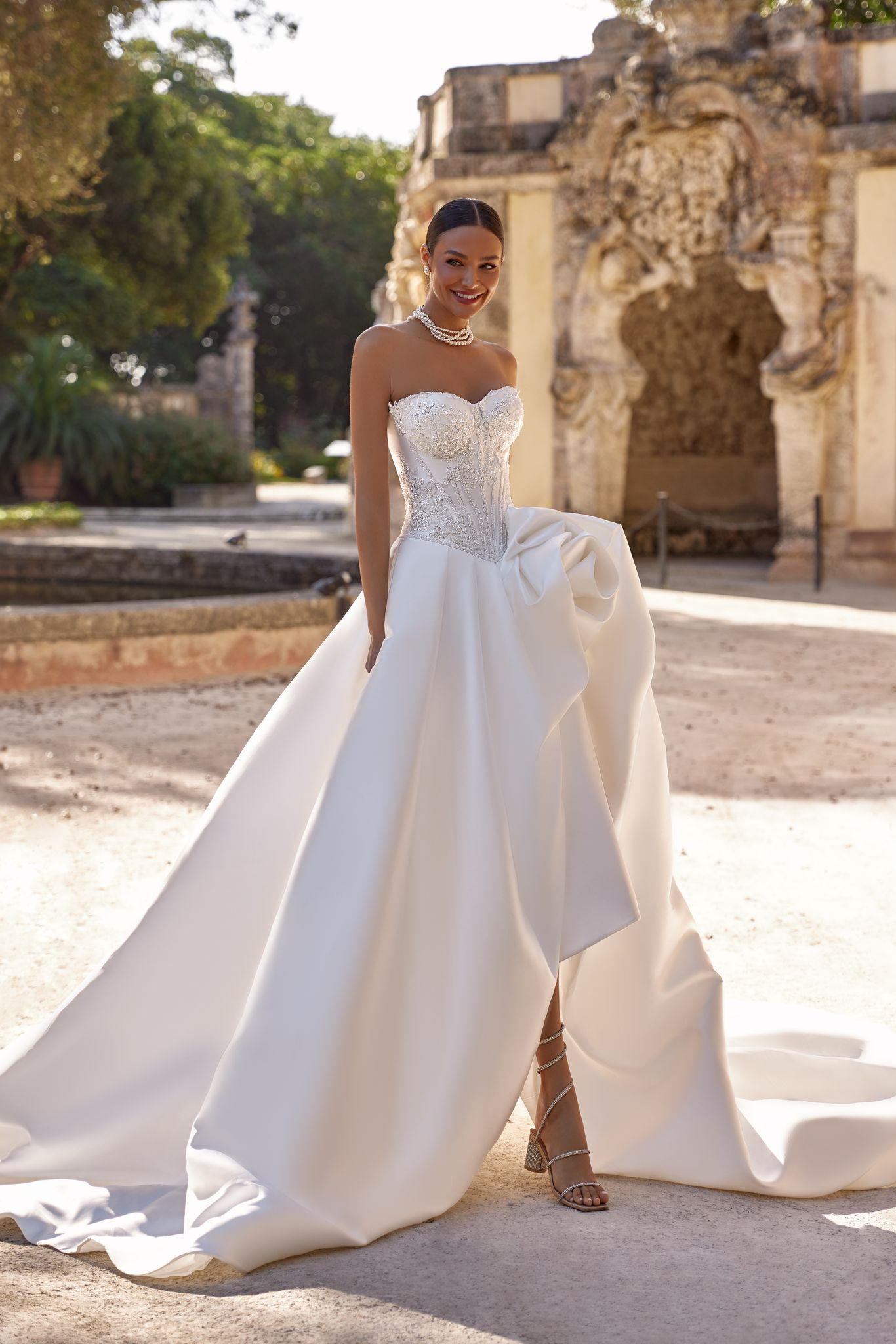 wedding dress Ornella by OKSANA MUKHA Платье Ornella: корсет, многослойная юбка и сверкающая отделка.
