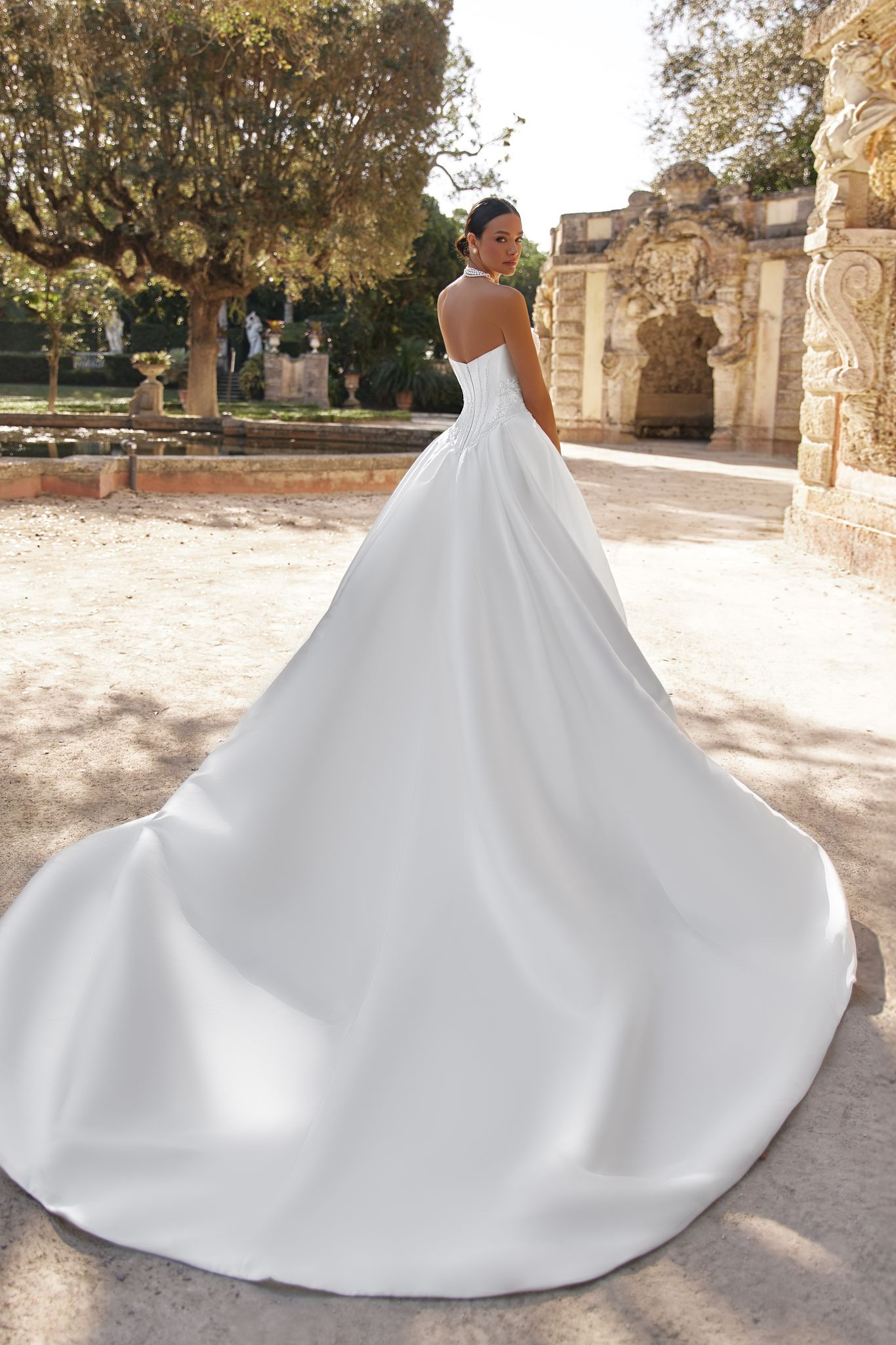 wedding dress Ornella by OKSANA MUKHA Свадебное платье Ornella: формованный корсет, юбка из микардо со складками и жемчужная вышивка.