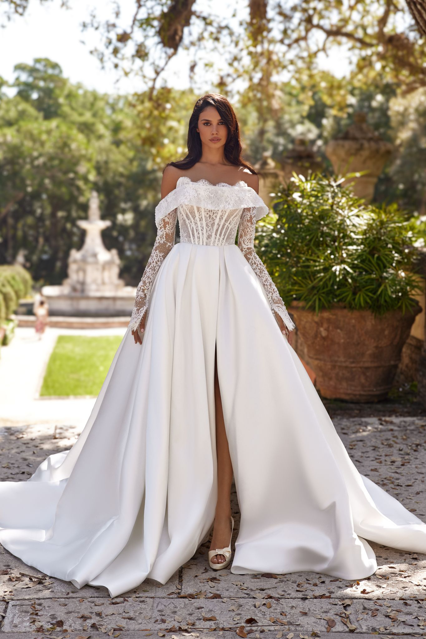 wedding dress Rhea by OKSANA MUKHA Платье Rhea: струящийся силуэт, деликатная шнуровка и съёмный воротник.