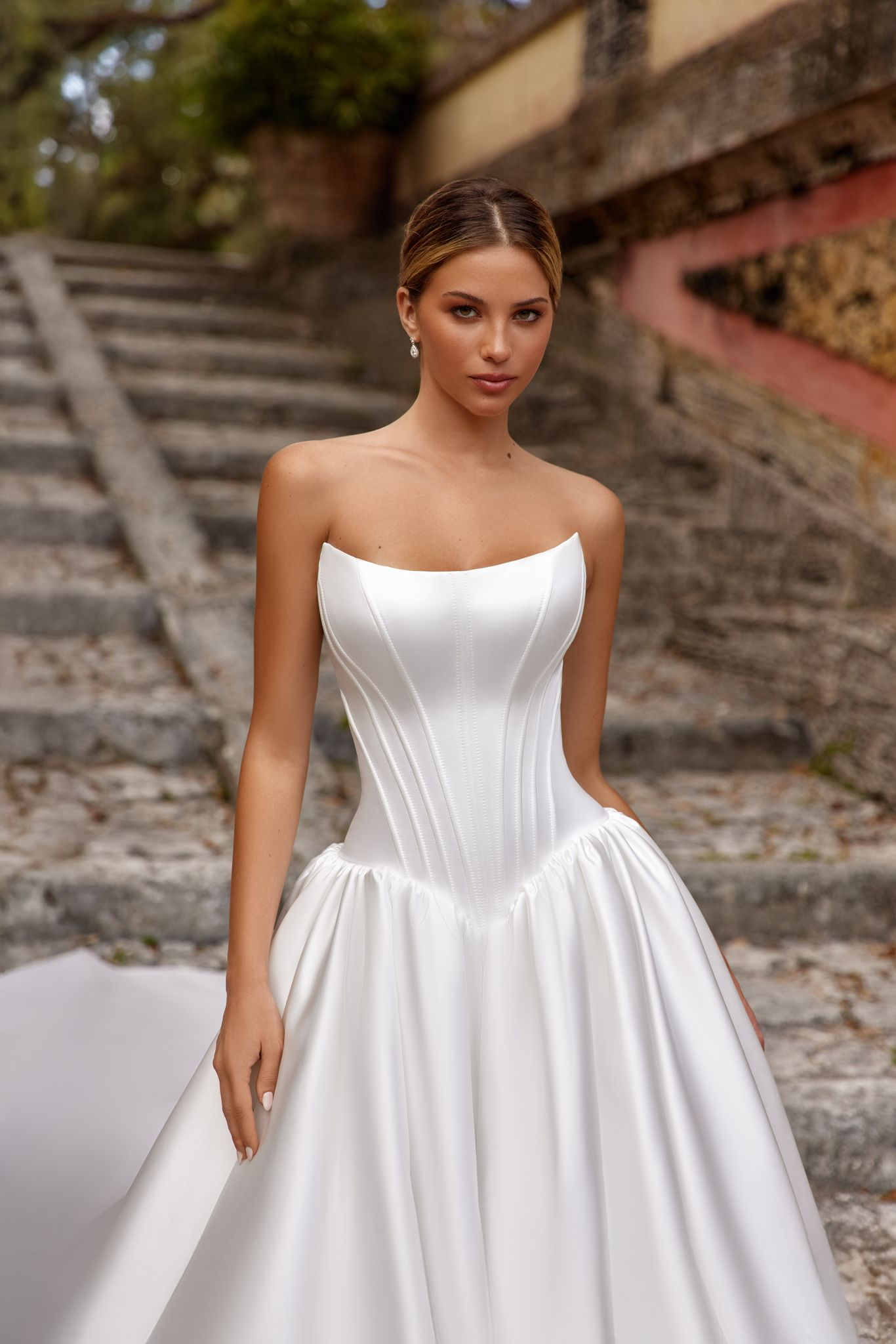 wedding dress Alba by OKSANA MUKHA Платье Alba: прямые линии, кружевные акценты и сатиновая ткань.