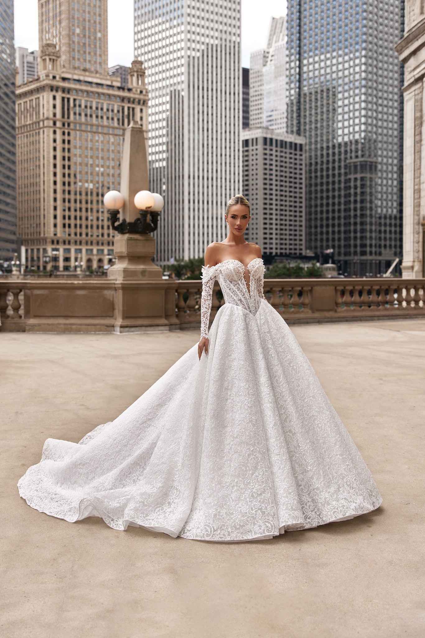 Elegant Amour dress: soft off-shoulder design and shimmering lace details