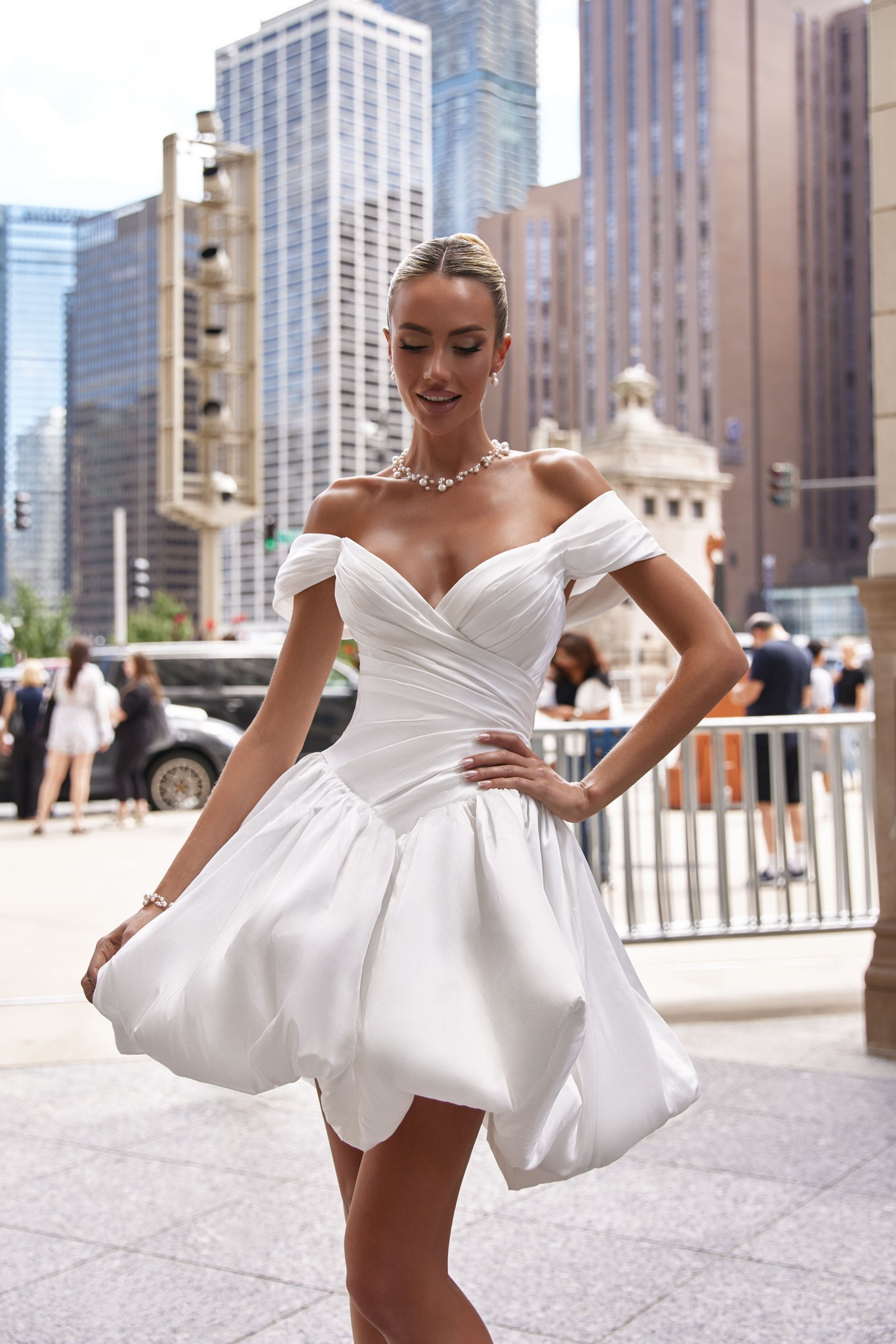 wedding dress Daphne by OKSANA MUKHA Brautkleid Daphne mit figurbetonter Form und konstruktiven Details.