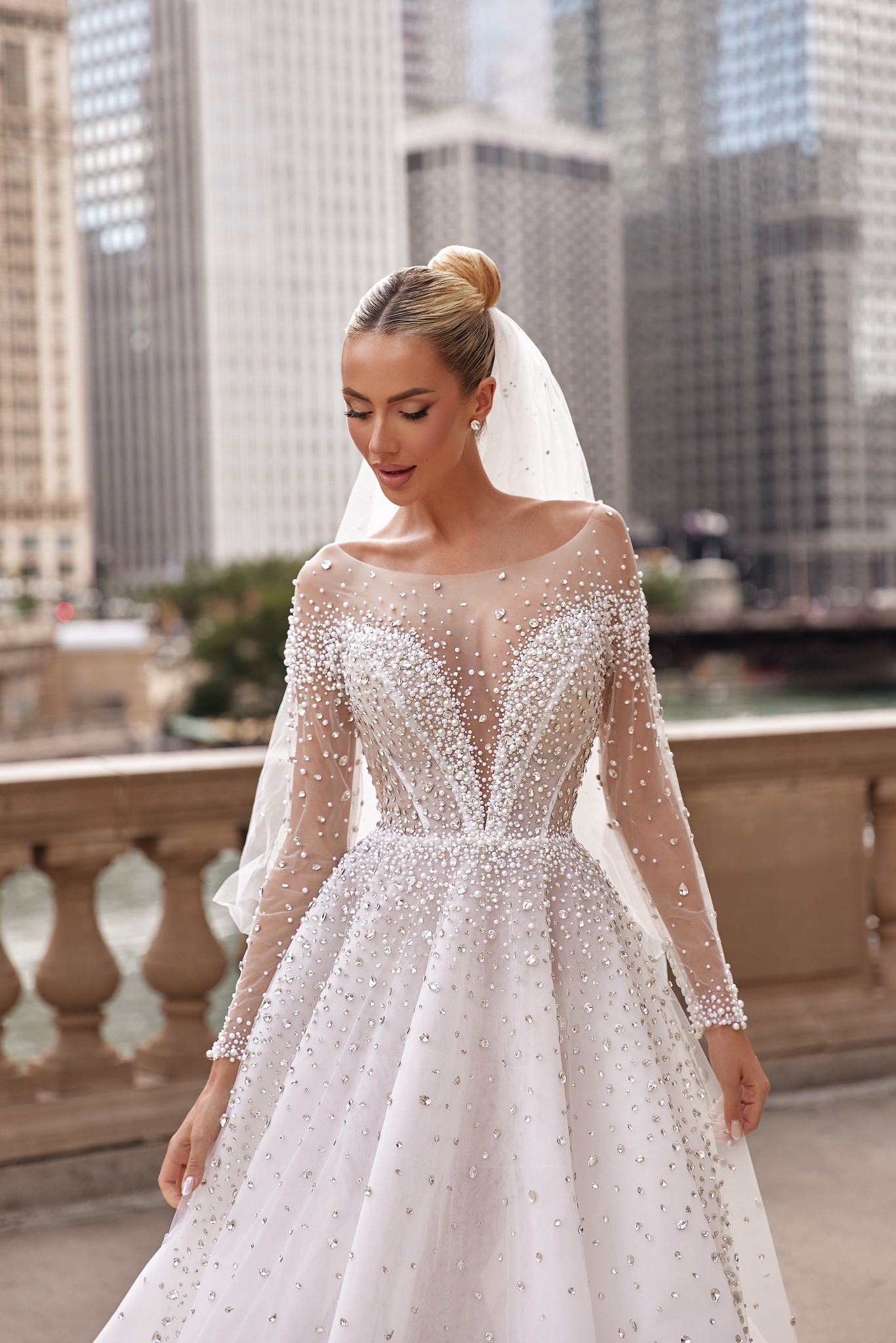 Elle bridal look: harmonious silhouette with nearly 900 hand-sewn pearls