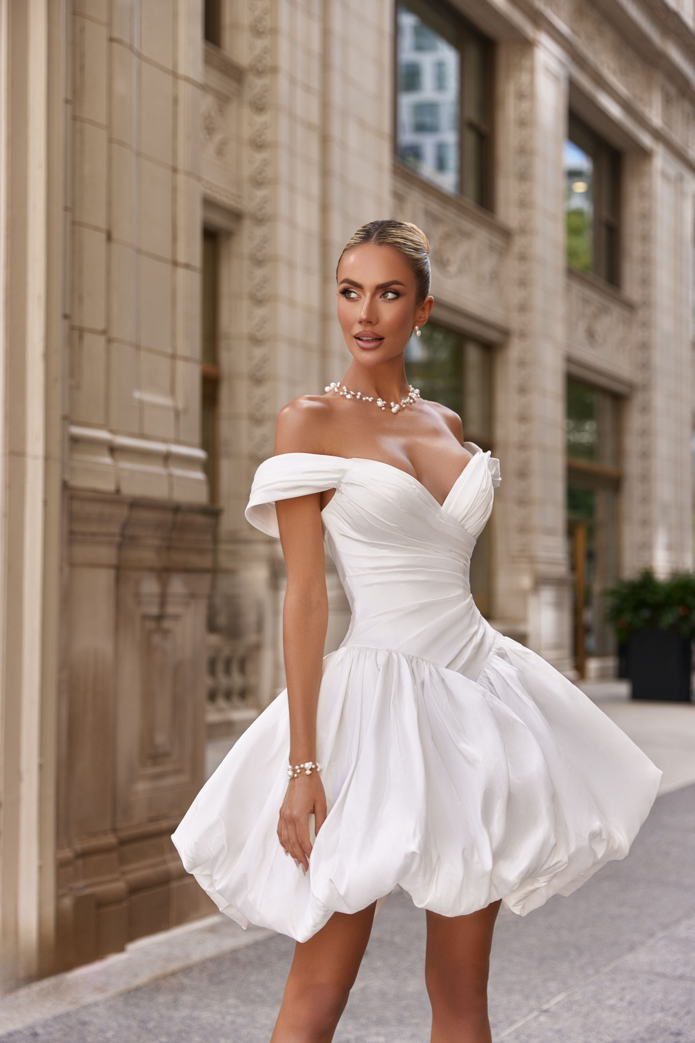 wedding dress Daphne by OKSANA MUKHA Daphne Kleid mit tailliertem Korsett und offenem Rücken.