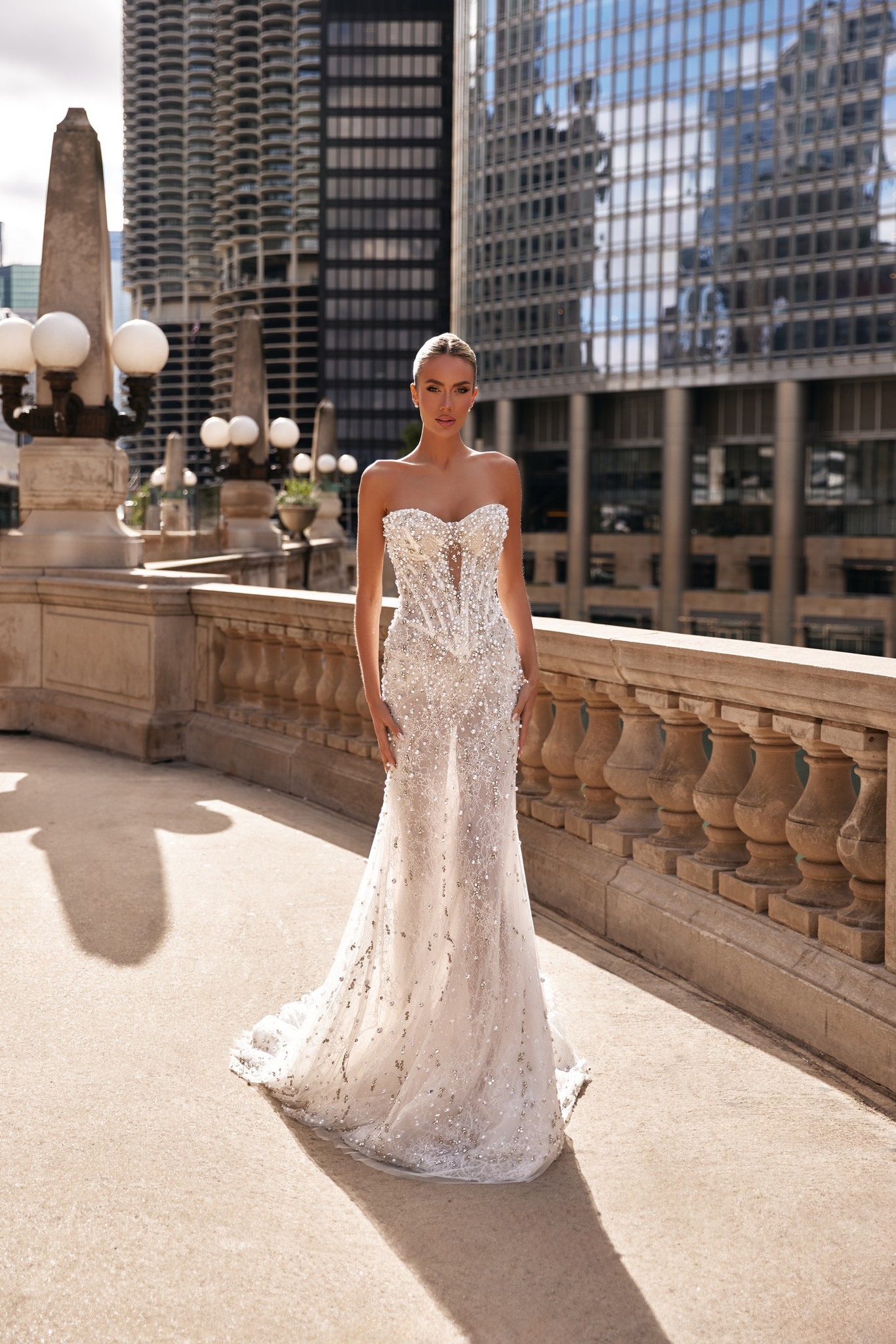 Bridal Glamour: detachable 1 m overskirt over elegant lace and tulle corset dress