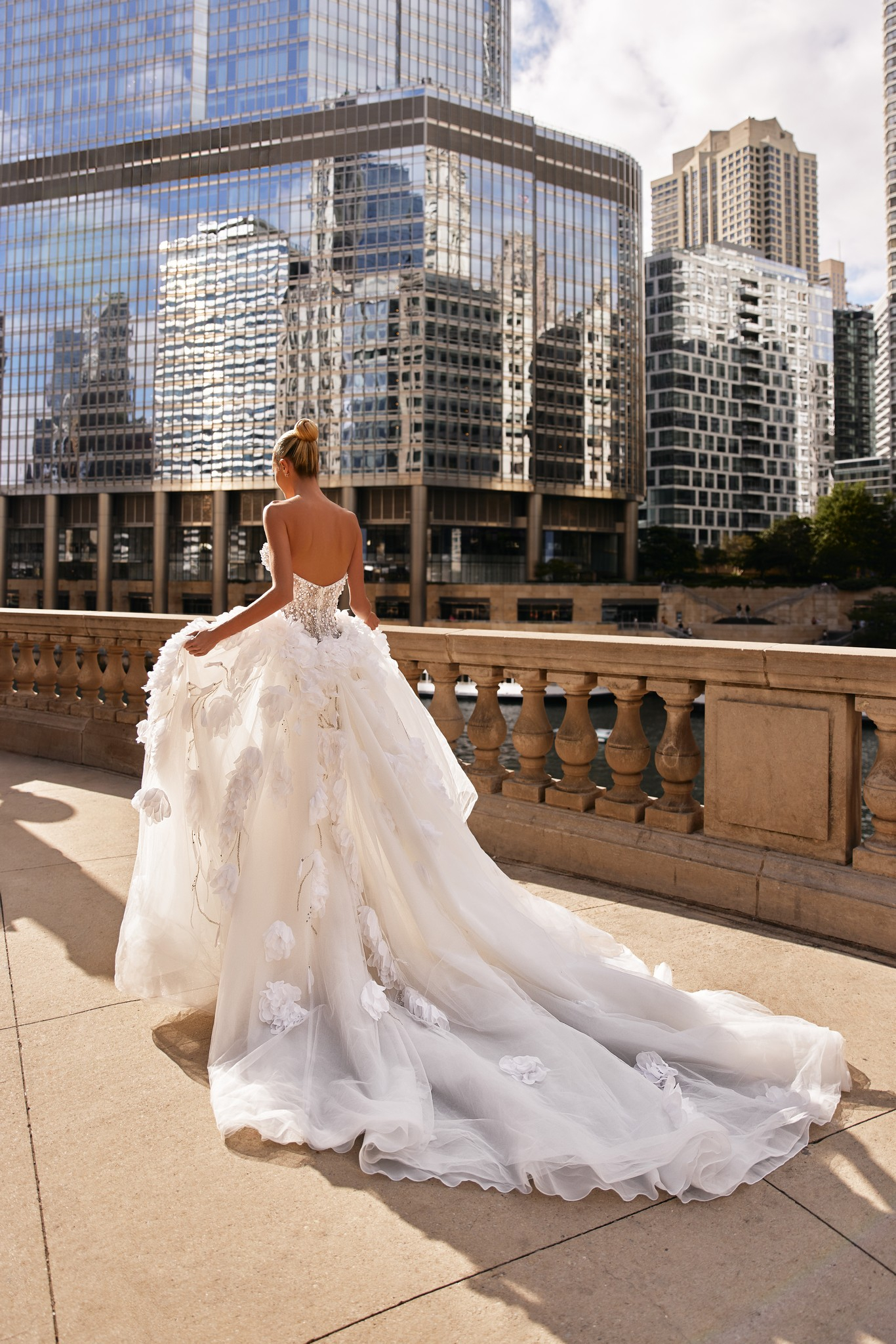 Elegant Glamour dress: hand embroidery, lace appliqués, and sparkling details