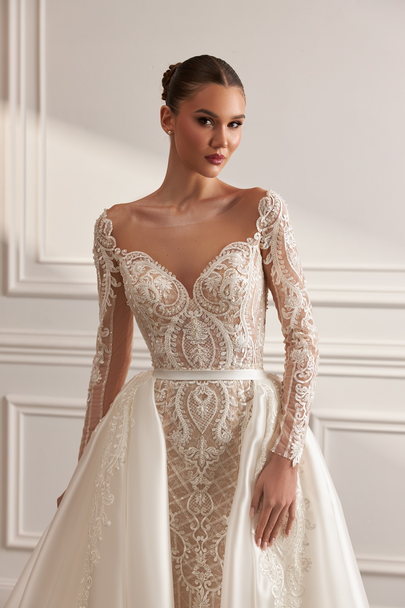 Wedding dress fitted silhouette, lace sleeves, elegant design