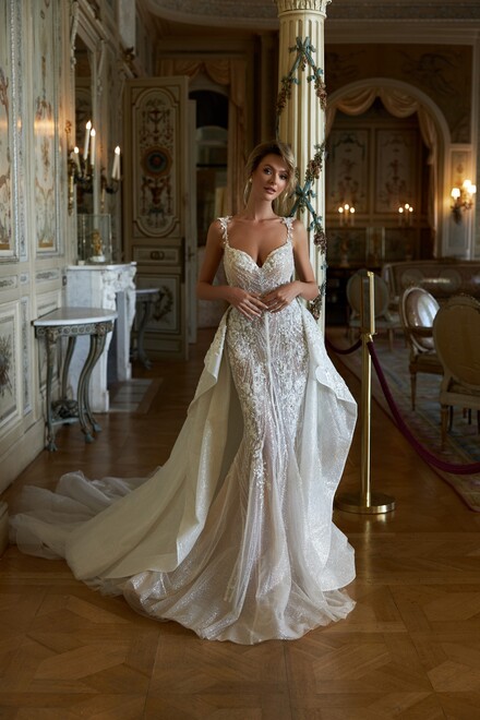 photo of wedding dress Edison: облегающий, круглый, бретели-спагетти, со шлейфом, пудровый, кремовый, длинная