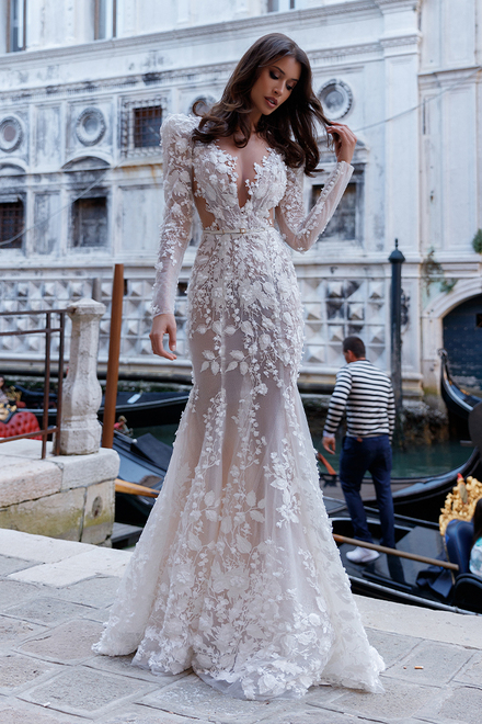 photo of wedding dress Runa: облегающий, v-вырез, иллюзия, длинный, без шлейфа, пудровый, кремовый, длинная