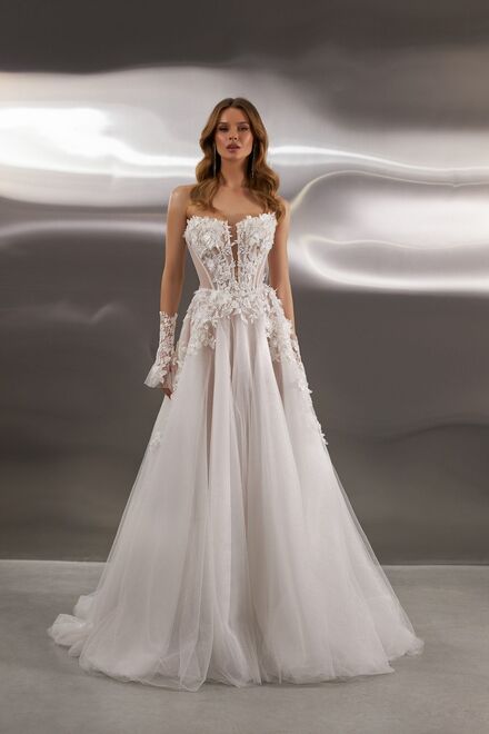 photo of wedding dress Ariadna: a line, sweetheart, sleeveless, no overskirt, ivory, long