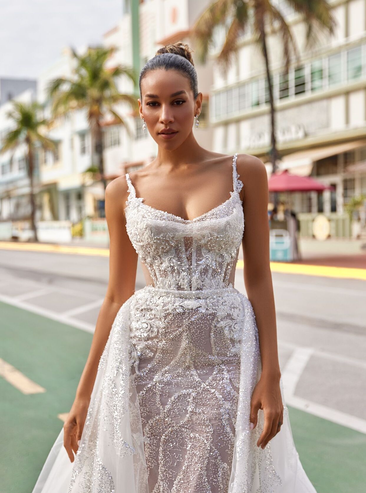 wedding dress Milena by OKSANA MUKHA Suknia Milena z połyskującą koronką i odpinanym, wydłużonym trenem.