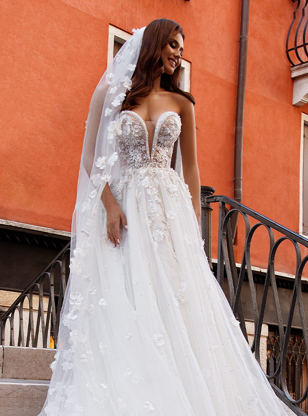 Gown sparkling A-line, 60 cm train