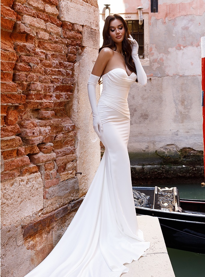 Wedding dress fitted silhouette, stretch satin