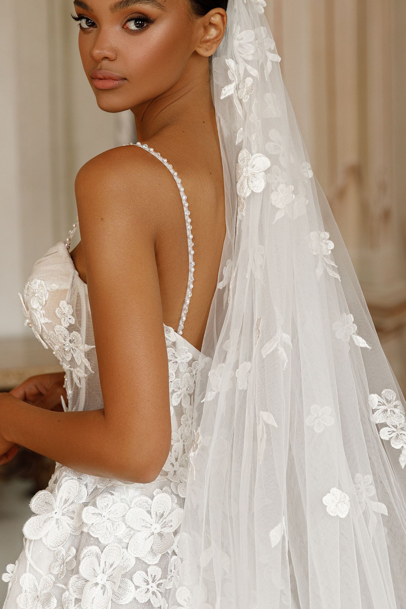 photo of wedding dress Dominica no crystals: а-силует, круглый, бретели-спагетти, без шлейфа, кремовый, длинная