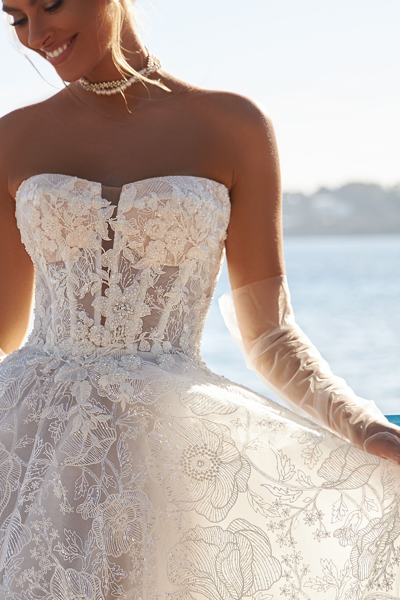 photo of wedding dress Evelyn: a-silhouette, gerade, abnehmbare ärmel, schulterfreie ärmel, kein überrock, elfenbein, lang